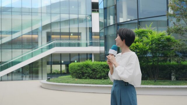 街を紹介する女性レポーター