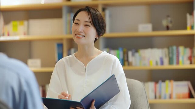 面談する男女