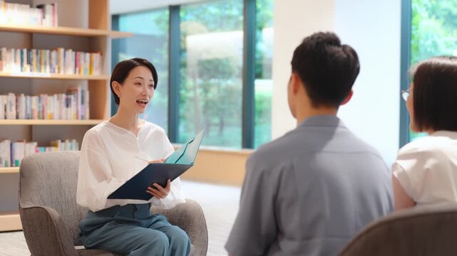 カウンセリングを受けるカップル