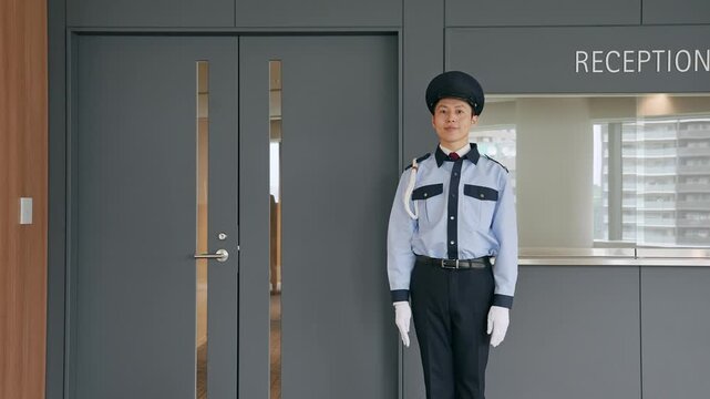 エントランスに立つ男性警備員