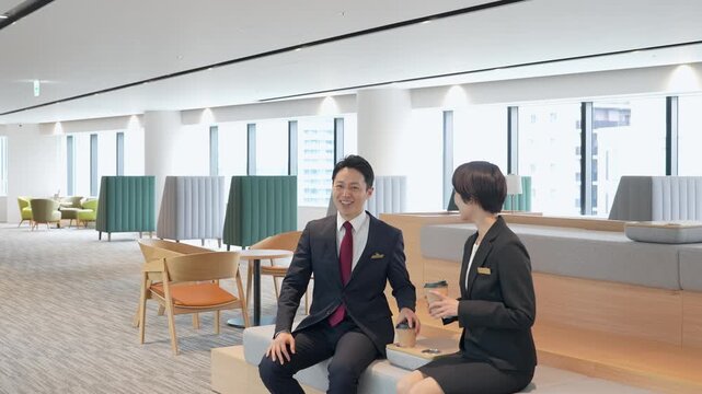 会話、ビジネス、商談、相談、コミュニケーション、トーク、カフェ、ビジネスパーソン、チームワーク、休憩、人材、笑顔、ロビー、オフィス、ラウンジ、スタッフ、同僚、チームビルディング、グループ、協力、エンゲージメント、経営、職場、企業、会社員、サラリーマン、ビジネスマン、男性、女性、日本人、ポジティブ、元気、コーヒー、スーツ、リラックス、仕事、明るい、爽やか、就職、空港、カジュアル、カップル、ビジネスウ