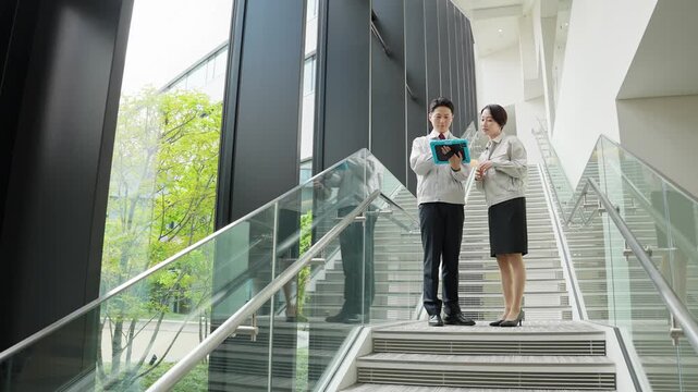 点検、検査、メンテナンス、ビルメン、業者、エンジニア、作業員、建設、工事、設計、相談、技術者、会話、キャリア、人材、ステップアップ、階段、ロビー、オフィス、企業、チェック、確認、スキル、資格、職場、会社員、サラリーマン、ビジネスパーソン、ビジネスマン、男性、女性、日本人、ビジネス、チームワーク、グループ、協力、タブレット、DX、アプリ、ツール、テクノロジー、建築、不動産、空港、管理、仕事、産業、ミ