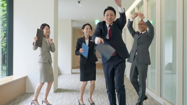 オフィスでダンスする男女ビジネスパーソンのグループ