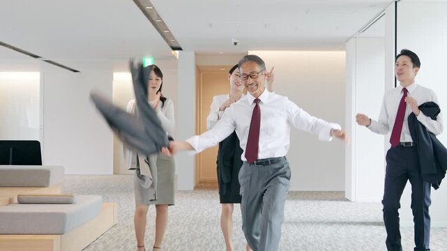 ダンス、踊る、ビジネスパーソン、チームワーク、オフィス、人材、社長、リーダーシップ、経営者、元気、笑顔、ポジティブ、シニア、ビジネス、パーティー、余興、フラッシュモブ、ダンサー、パフォーマンス、職場、仕事、中高年、グループ、チーム、成功、サクセス、アクティブ、クールビズ、衣替え、バンザイ、喜ぶ、嬉しい、楽しい、再就職、再雇用、キャリア、スーツ、ロビー、シルバー、経営、会社員、サラリーマン、ビジネス