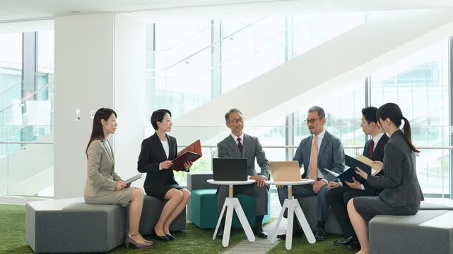 商談、ビジネス、会談、トップ、社長、経営者、交渉、チームワーク、経営、取引、外交、ビジネスパーソン、オフィス、職場、企業、会社員、ビジネスマン、男性、女性、日本人、人材、グループ、シニア、ミドル、中高年、チームビルディング、協力、団結、エンゲージメント、リーダーシップ、コンサルタント、コンサルティング、アドバイザー、顧問、指導、DX、会議、ミーティング、打ち合わせ、会話、キャリア、コピースペース、