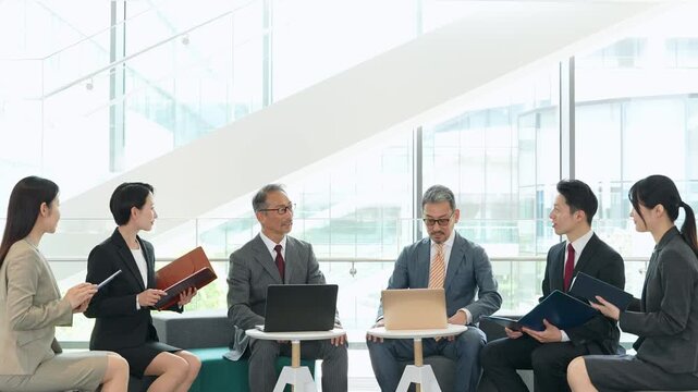 商談、ビジネス、会談、トップ、社長、経営者、交渉、チームワーク、経営、取引、外交、ビジネスパーソン、オフィス、職場、企業、会社員、ビジネスマン、男性、女性、日本人、人材、グループ、シニア、ミドル、中高年、チームビルディング、協力、団結、エンゲージメント、リーダーシップ、コンサルタント、コンサルティング、アドバイザー、顧問、指導、DX、会議、ミーティング、打ち合わせ、会話、キャリア、コピースペース、