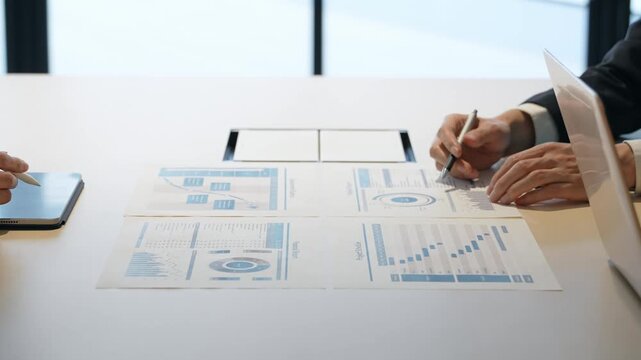 ビジネス、会議、ミーティング、指導、研修、チームワーク、商談、提案、プレゼンテーション、指摘、打ち合わせ、戦略、グループ、ディスカッション、書類、人材、企業、決算、経理、事務、業務、経営、マーケティング、データ、リサーチ、成長、手元、顔なし、仕事、会社、ビジネスパーソン、ビジネスマン、イメージ、コンセプト、計画、プロジェクト、OJT、修正、改革、変革、相談、面談、コンサルティング、コンサルタント、