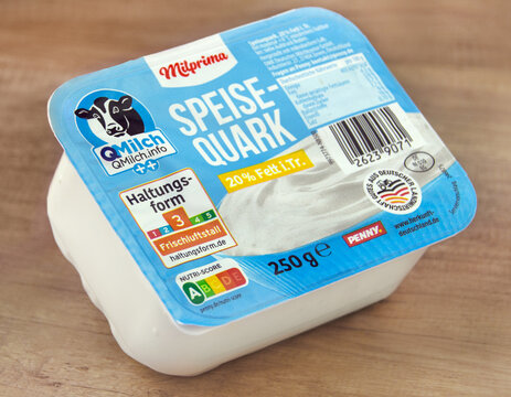 Speisequark von Milprima im Plastikbecher 20% Fett auf holz Hintergrund
