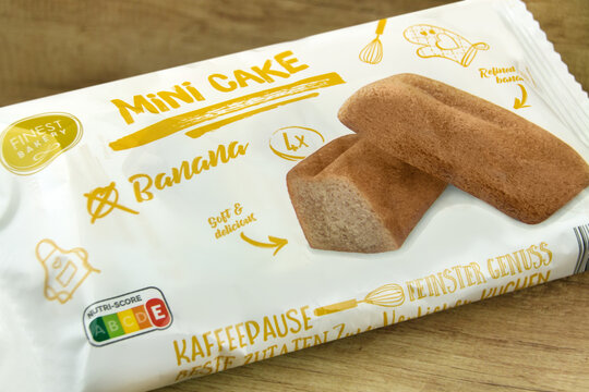 Finest Bakery Mini Cakes mit Bananengeschmack auf Holz
