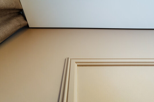 Decorative ceiling details. Elegant architectural interior accents. Refined interior design with detailed cornice. Sophisticated ceiling molding highlighting textures and graceful geometry