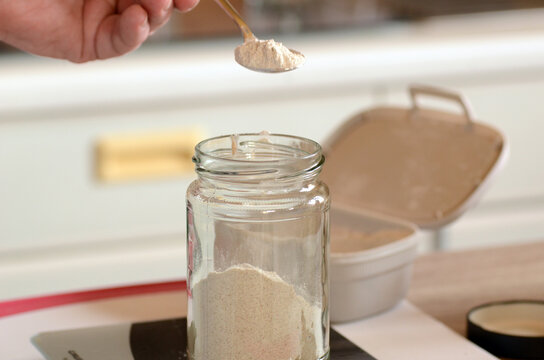 Sauerteig f&uuml;ttern