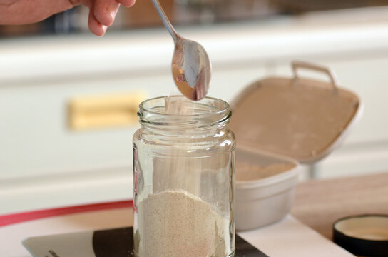 Sauerteig f&uuml;ttern