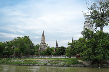 Naklejka premium Siam ancient Buddhist temple stands proudly beneath the blue sky, showcasing old Thai architecture and rich Asian culture. This famous wat in Sukhothai is a remarkable travel destination.