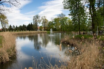 Park z oczkiem wodnym i fontanną © Jerzy