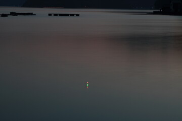 夜明けの海に浮かぶ光る浮き © 博一 玉田