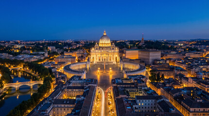 Fototapeta premium St. Peter's Basilica illuminated at dusk, a majestic landmark in Vatican City, Rome.