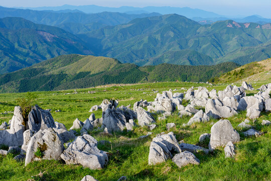 早朝の四国カルスト ゴールデンウィークの絶景風景