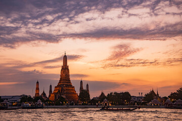 Naklejka premium THAILAND BANGKOK WAT ARUN SUNSET