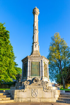 Wallace Birthplace Monument honors Sir William Wallace in Elderslie, Scotland under a clear blue sky