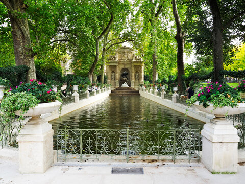Medici Fountain shows water feature and greenery in Jardin du Luxembourg, with visitors enjoying the outdoors in Paris, Ile de France