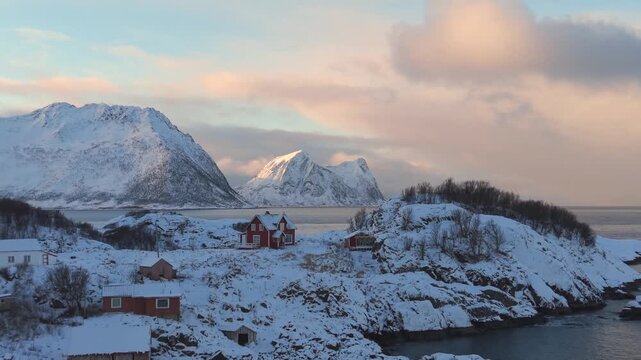 casa roja aislada en fiordo noruego