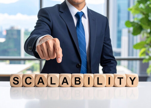 Scalability - Geschäftsmann zeigt auf den Text "Scalability"