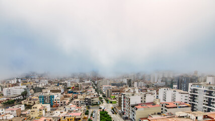Obraz premium Garúa Fog Covering Lima Urban Skyline
