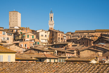 Obraz premium Siena view of medieval town and bell tower 'Torre del Mangia' on the Piazza del Campo di Siena, Tuscany, Italy