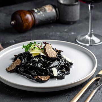 Schwarze Tagliolini mit Tr&uuml;ffel und Parmesan