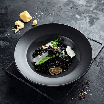 Schwarze Tagliolini mit Tr&uuml;ffel und Parmesan
