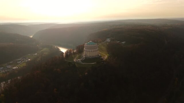 Weitwinklige Luftaufnahme der Befreiungshalle Kelheim, Bayern, Deutschland. Donau, Altmuehltal und Main-Donau-Kanal erstrecken im Sonnenuntergang und zeigen markante Lage Denkmals auf dem Michelsberg
