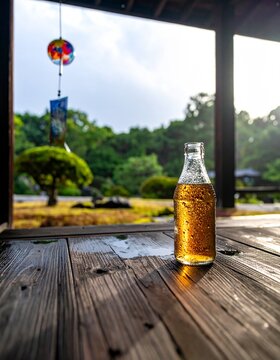 ひと夏の休息：夕暮れの縁側に響く風鈴と、涼やかなラムネ