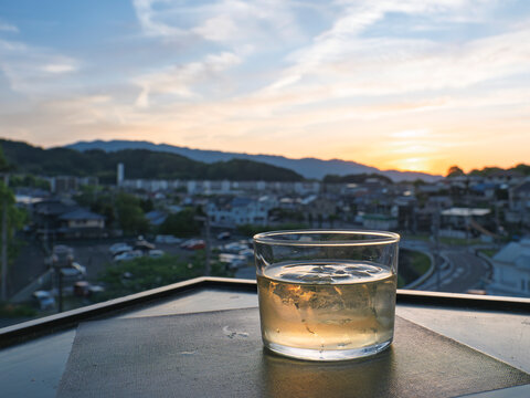 夕陽と味わう至福。琥珀に輝くご褒美の時間