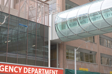 Fototapeta premium exterior of St. Michael's Hospital Emergency Department at 30 Bond St and Shuter St, Toronto