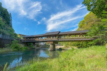 Fototapeta premium 梼原川に架かる三嶋神社の神幸橋と美しい木造橋の風景
