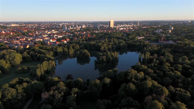 Panorama aus der Luft ueber den Englischen Garten mit Kleinhesseloher See und Seehaus Munchen. Zentrale Sehenswuerdigkeit in Bayern. Landschaft, Kultur und Natur vereint