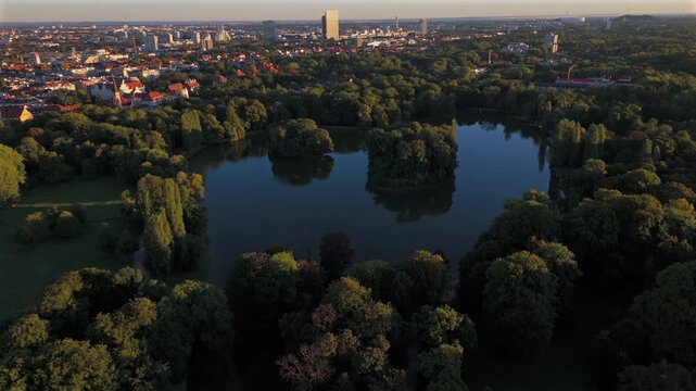 Luftaufnahme vom Kleinhesseloher See im Englischen Garten in Munchen, Bayern. Beruehmter Park mit Wasser, Inseln und Natur. Beliebtes Reiseziel in Deutschland im Sommer.