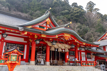 Obraz premium Magnificent Red Shinto Shrine with Sweeping Curved Roofs in Tsuwano
