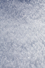 Obraz premium superficie coperta da cristalli di neve ghiacciata dalle tonalità di bianco, foto con vista macro verticale