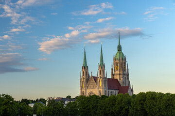 Obraz premium Kirche St Paul in München an der Thersienwiese im Sonnenuntergang