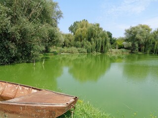 Obraz premium Green lake with a boat