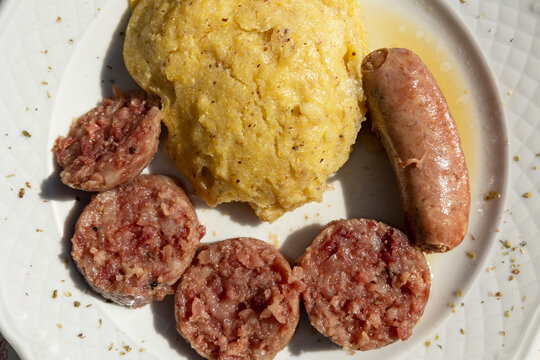 salsiccia, fette di cotechino e polenta, piatto tradizionale della Carnia nella regione Friuli Venezia Giulia, Italia