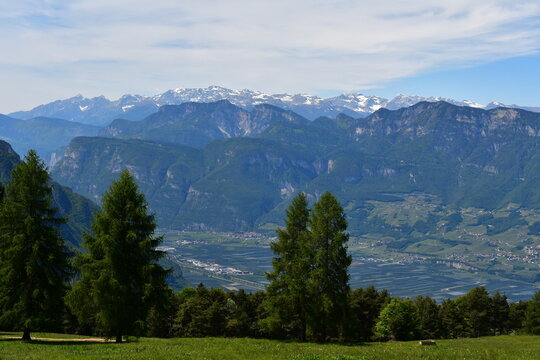 Sch&ouml;ne Landschaft bei Truden in S&uuml;dtirol mit Blick ins Etschtal 