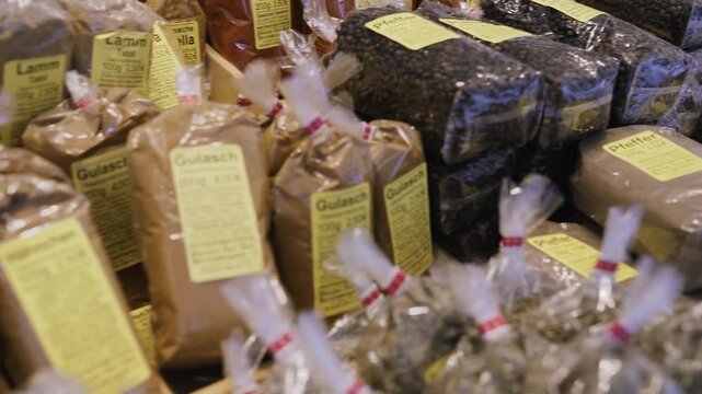Gew&uuml;rzstand mit Pfeffer und Fleischgew&uuml;rzen auf Wochenmarkt