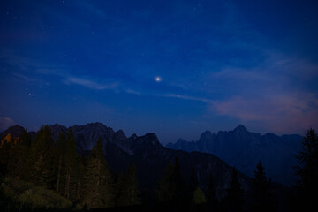 cielo stellato e sereno visto da un'alta quota in un ambiente di montagna nel nord Italia, in estate, foto notturna con vista panoramica © PhotoMet