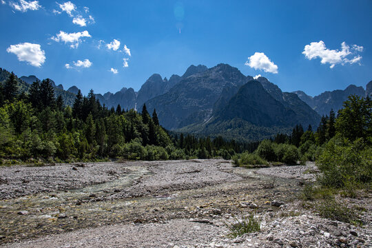 vista panoramica sull'ambiente naturale di montagna della Val Saisera, in Friuli Venezia Giulia, di mattina, in estate, con meteo sereno