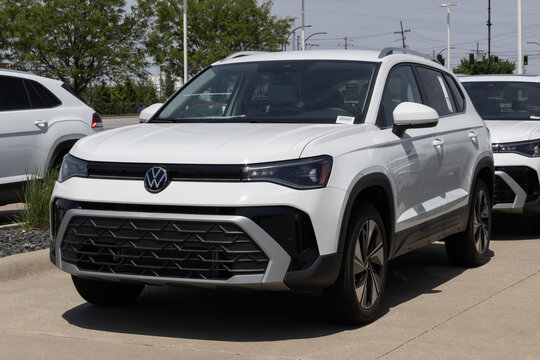 Volkswagen Taos SE 5-seat Compact SUV at a dealership. VW offers the Taos with a 1.5L TSI Turbo 4-Cylinder engine. MY:2026