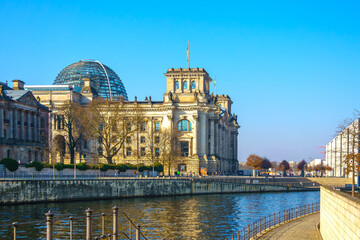Fototapeta premium Reichstag Building And Glass Dome Over The River Spree In Berlin On A Sunny Day