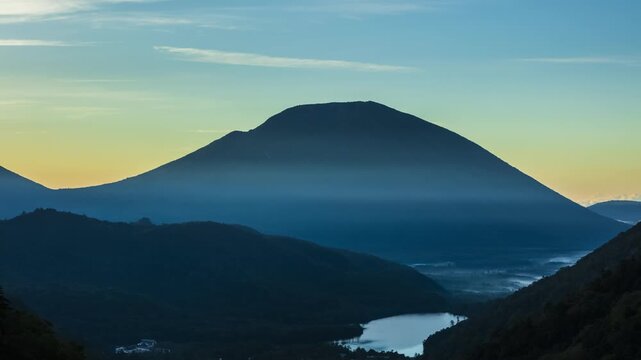 男体山、ちょっと朝焼け漂う朝霧　湯ノ湖の右上は戦場ヶ原　日光市 栃木県