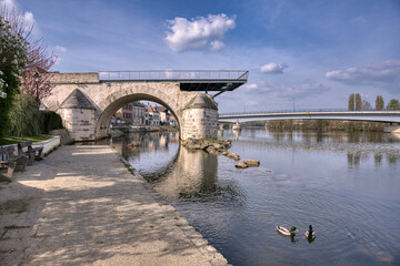 Pont-sur-Yonne is a French town and commune located in the Burgundy region, Yonne department, in the district of Sens. © Joan Vadell